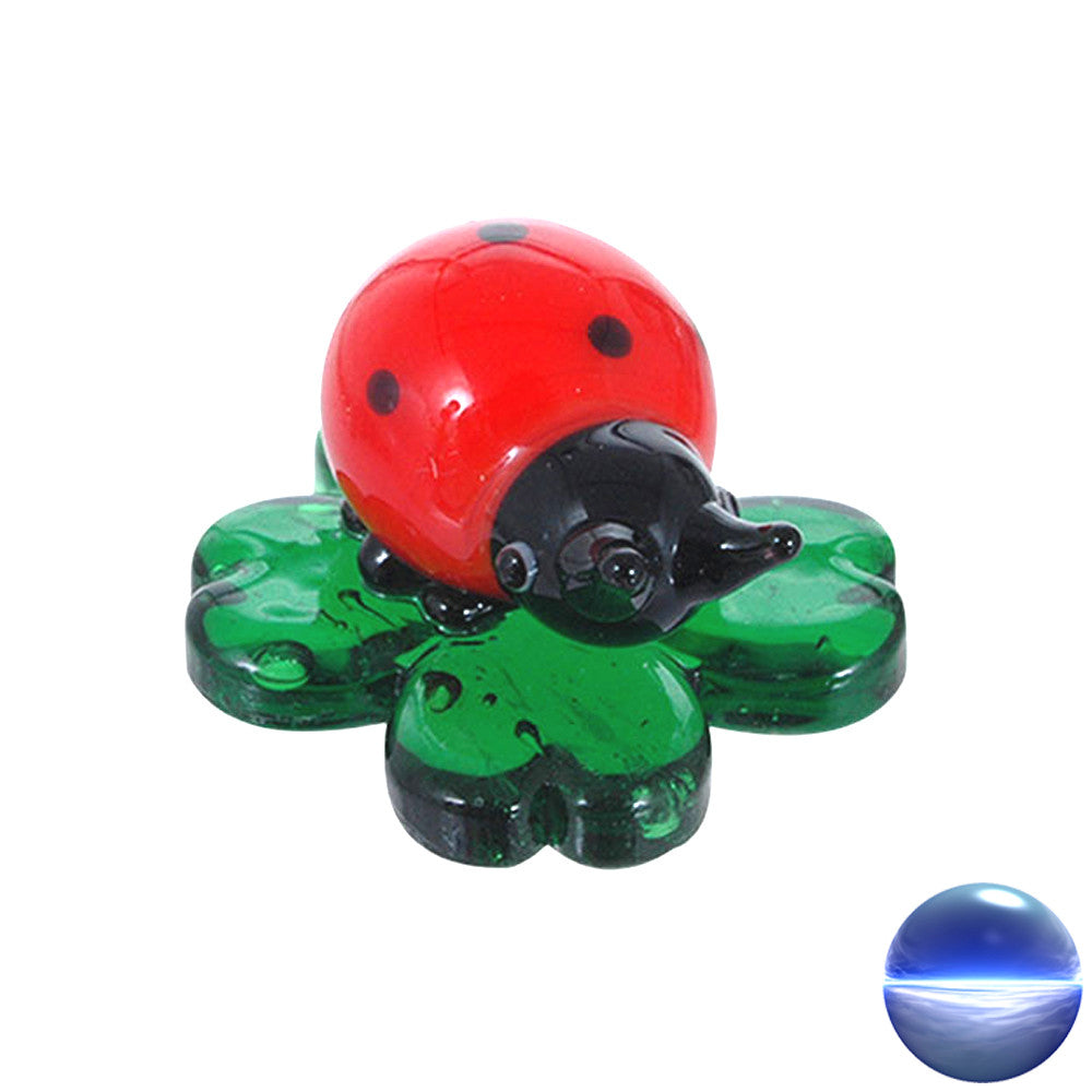 Glückskäfer auf vierblättrigen Kleeblatt | aus massivem Glas