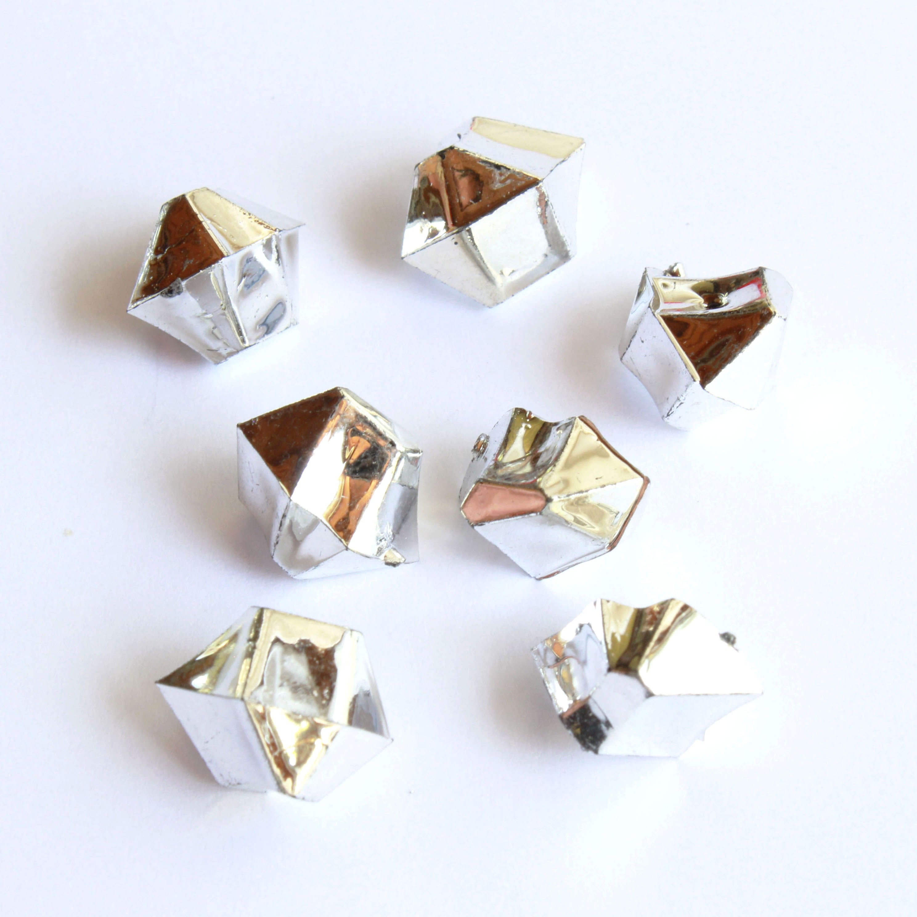 Farbintensive Acrylsteine für Dekorationen oder