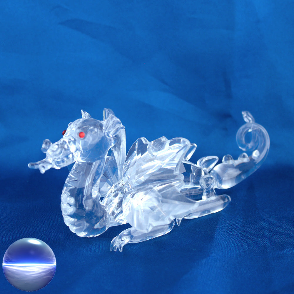 Kristall Drachen mit roten Augen